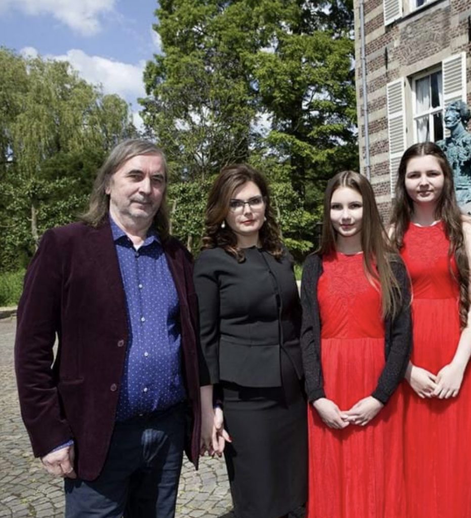Alexander Taratynov met zijn vrouw Katja en twee dochters.